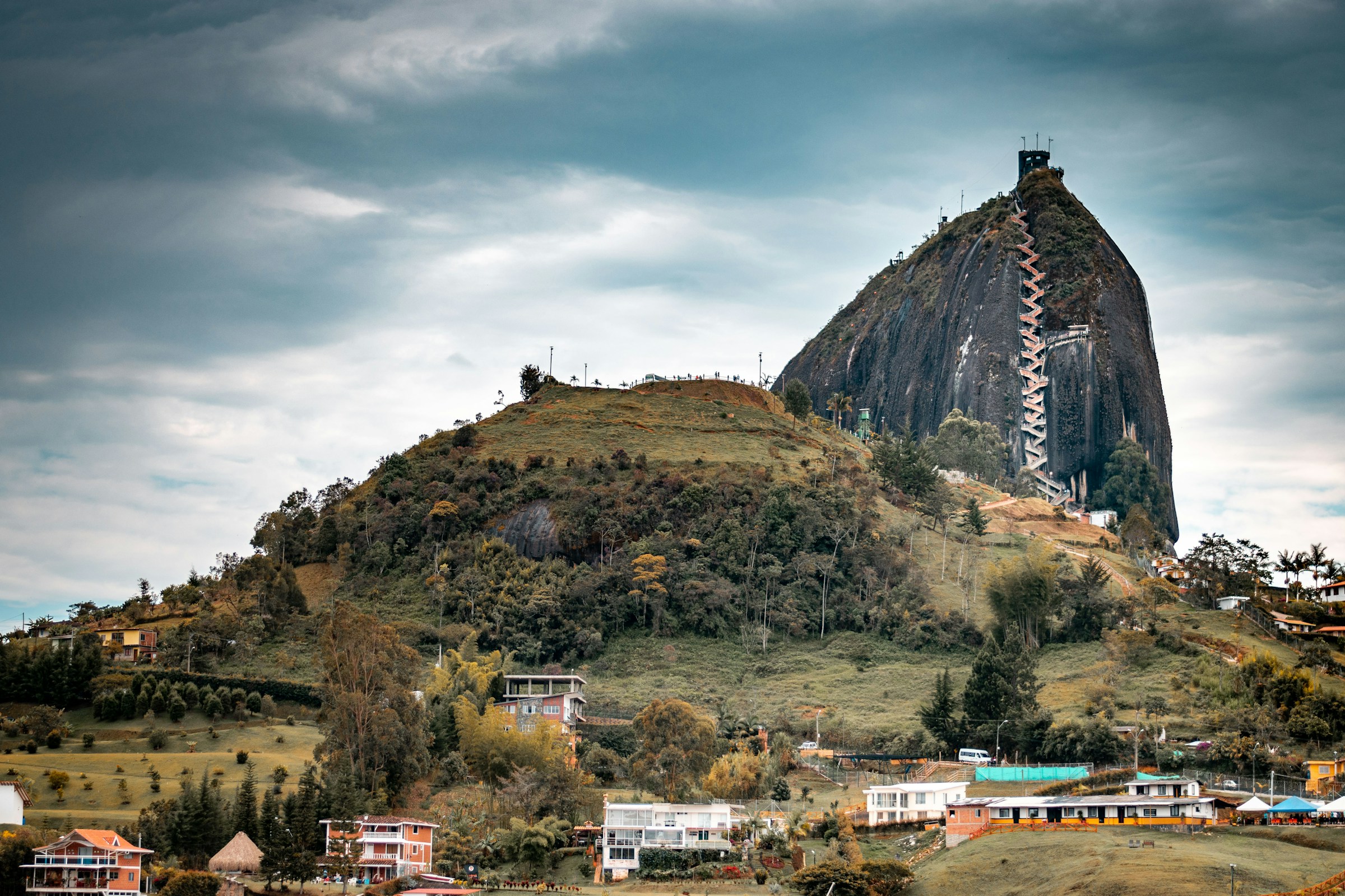 Piedra El Peñol Antioquia - Vuelos El Peñol - Guatapé Montecielo Tours